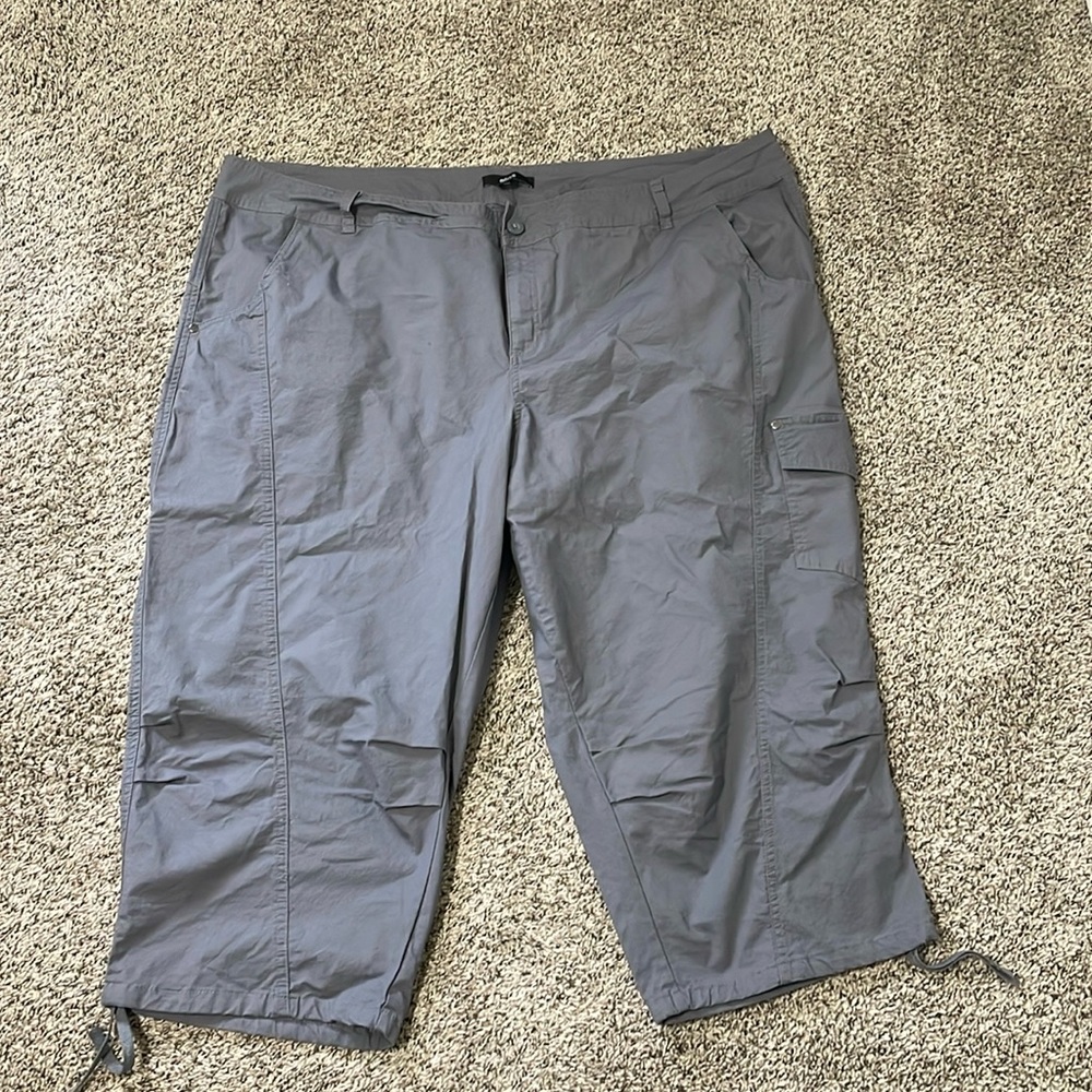 Ellos size 28 gray Cargo Capris